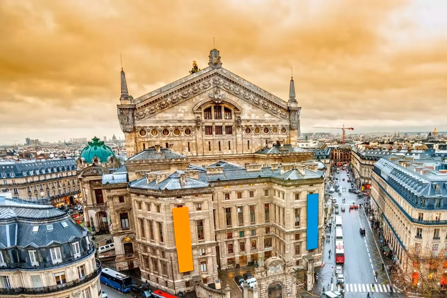L'Opéra Garnier vu d'en haut, entouré des immeubles haussmanniens sous un ciel doré