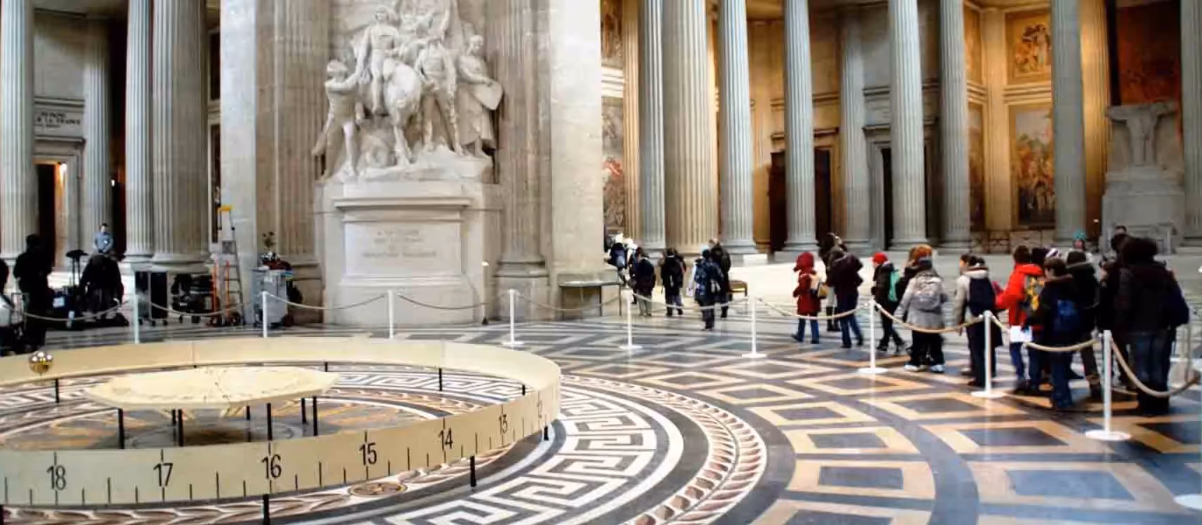 Le pendule de Foucault sous la nef du Panthéon, avec des visiteurs entre les colonnes