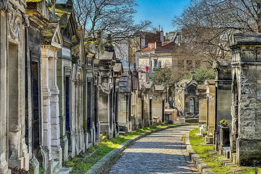 Allée pavée du cimetière du Père-Lachaise bordée de chapelles funéraires anciennes