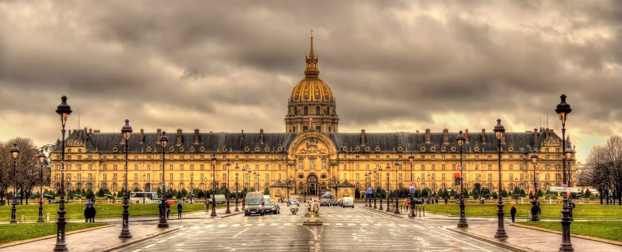 L'hôtel des Invalides et son dôme doré vus depuis l'esplanade, sous un ciel nuageux