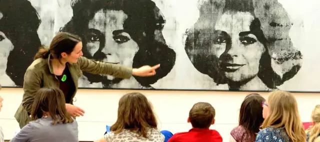Une guide montre une œuvre à des enfants au Centre Pompidou
